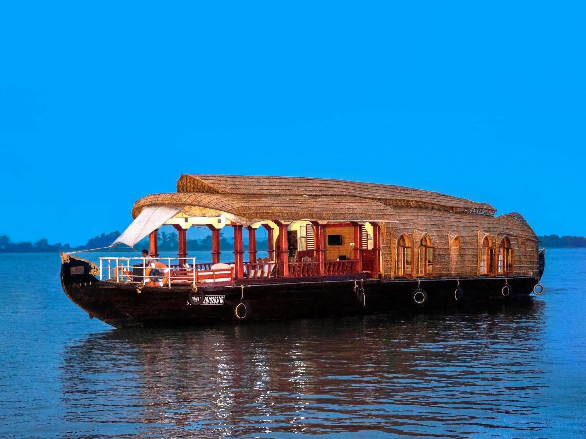 Aqua Jumbo Houseboats Hotel Кумараком Екстериор снимка