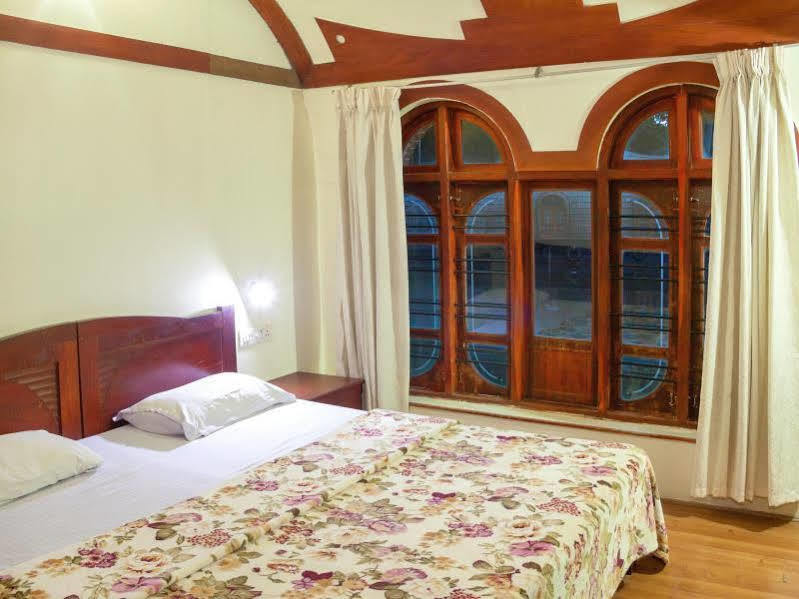 Aqua Jumbo Houseboats Hotel Кумараком Екстериор снимка