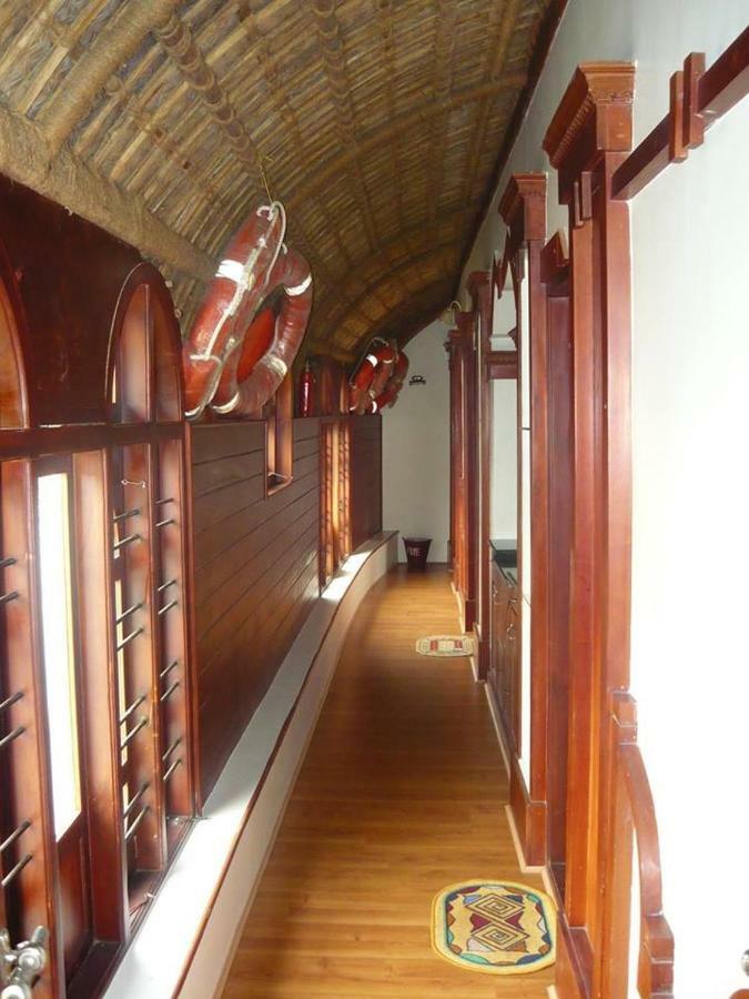 Aqua Jumbo Houseboats Hotel Кумараком Екстериор снимка