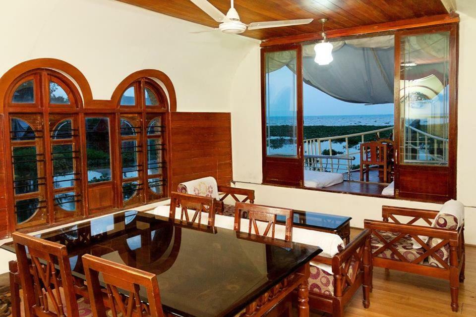 Aqua Jumbo Houseboats Hotel Кумараком Екстериор снимка