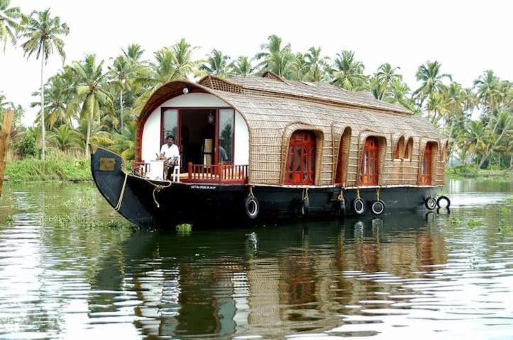 Aqua Jumbo Houseboats Hotel Кумараком Екстериор снимка